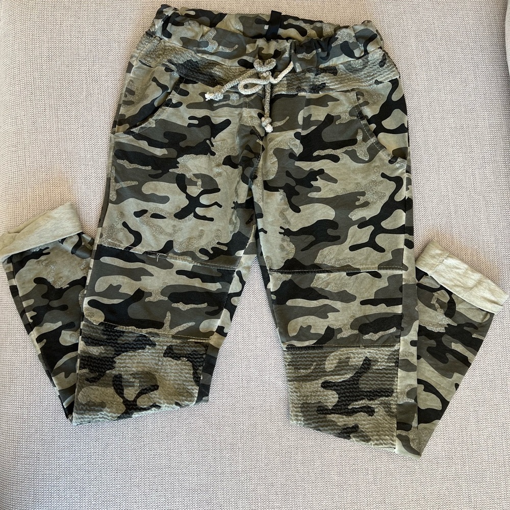 Cute camo joggers w drawstring waist